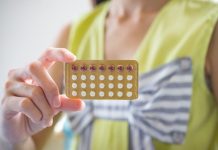 Contraception : les effets secondaires sont-ils vraiment inévitables ? Une main tenant une plaquette de pilules contraceptives, la méthode hormonale la plus utilisée, mais qui, comme les autres moyens de contraception, peut entraîner des effets secondaires contraignants.