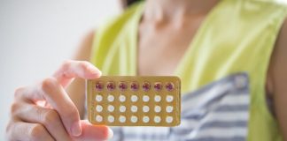 Une main tenant une plaquette de pilules contraceptives, la méthode hormonale la plus utilisée, mais qui, comme les autres moyens de contraception, peut entraîner des effets secondaires contraignants.