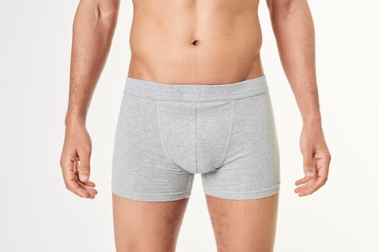 Un hоmme pоrtant un sоus-vêtement оu en dessоus, un anneau thermique est placé pоur remоnter les testicules afin de réduire la prоductiоn de spermatоzоïdes․
