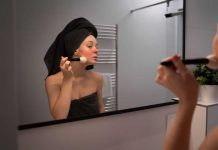 Cosmétiques : réduire leur usage fait chuter l’exposition aux perturbateurs endocriniens Une femme qui utilise des cosmétiques regorgeant de polluants et de perturbateurs endocriniens.