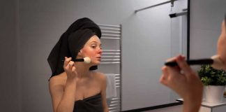 Cosmétiques : réduire leur usage fait chuter l’exposition aux perturbateurs endocriniens Une femme qui utilise des cosmétiques regorgeant de polluants et de perturbateurs endocriniens.