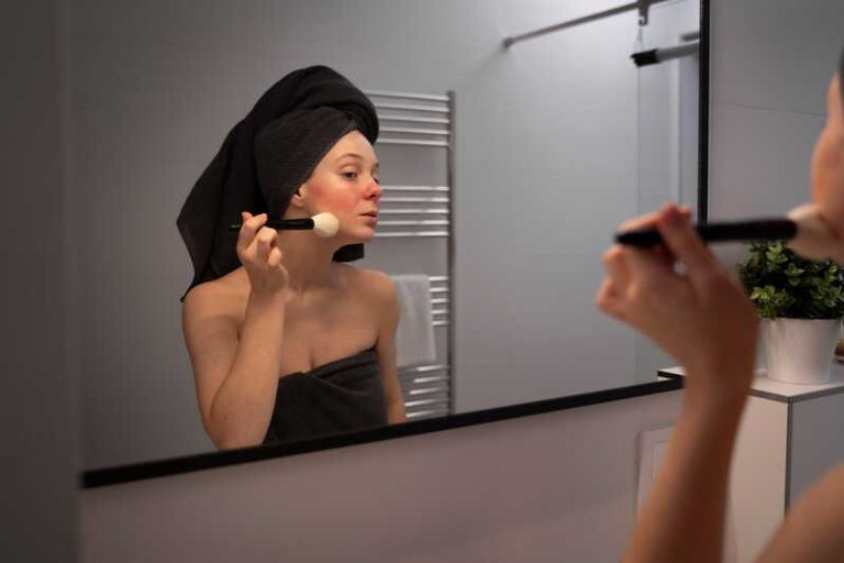 Une femme qui utilise des cosmétiques regorgeant de polluants et de perturbateurs endocriniens.