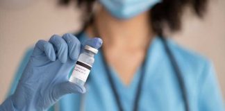 Covid : les plus fragiles appelés à se faire vacciner dès aujourd’hui Une infirmière tenant un flacon du vaccin utilisé pour cette nouvelle campagne de vaccination contre le Covid.