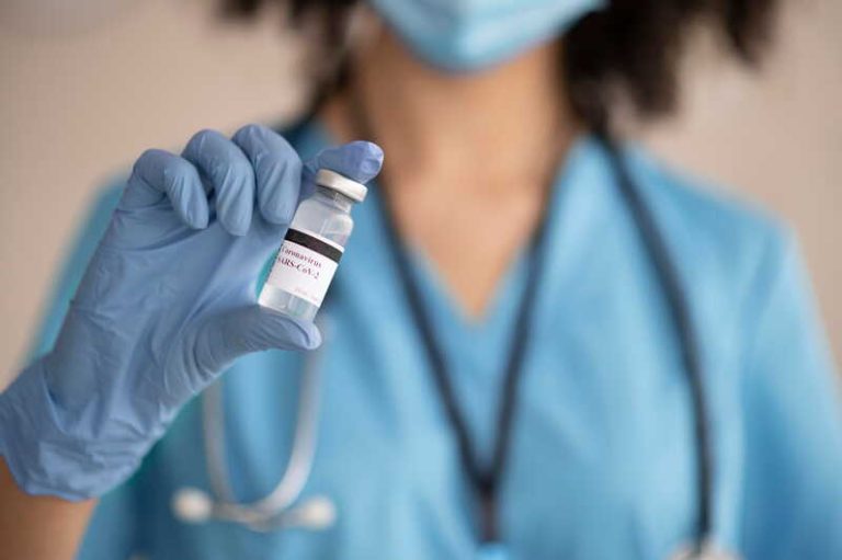 Une infirmière tenant un flacon du vaccin utilisé pour cette nouvelle campagne de vaccination contre le Covid.