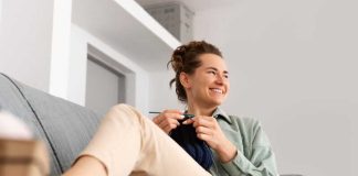 Une jeune femme, seule, qui a choisi le célibat.