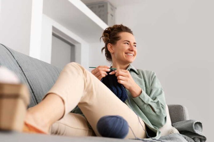 Délibataires et si le célibat choisi devenait enfin un choix respectable Ma Santé Une jeune femme, seule, qui a choisi le célibat.