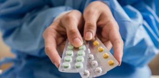 Dépenses de santé : la France boude encore les médicaments génériques… Un fabricant de médicaments qui tient entre ses mains des médicaments génériques.