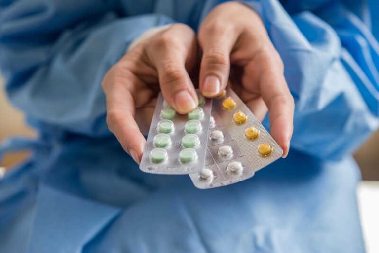 Un fabricant de médicaments qui tient entre ses mains des médicaments génériques.