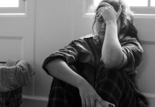 Santé mentale : ces signes qui révèlent une dépression chez les adolescents Une adolescente assise par terre, la tête baissée. Elle est repliée sur elle-même, en détresse, comme cela peut arriver en cas de dépression chez les jeunes.