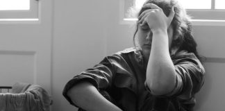 Santé mentale : ces signes qui révèlent une dépression chez les adolescents Une adolescente assise par terre, la tête baissée. Elle est repliée sur elle-même, en détresse, comme cela peut arriver en cas de dépression chez les jeunes.