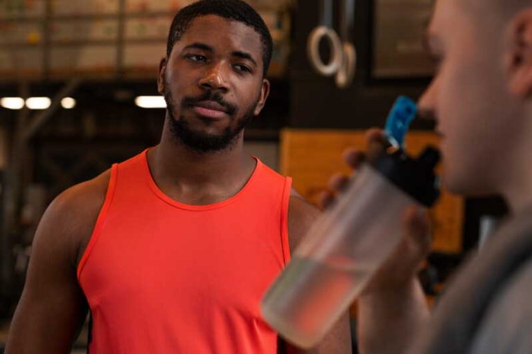 Un sportif amateur qui partage son shaker de produits dopants.