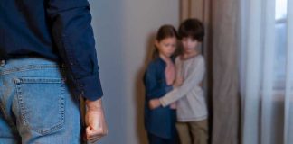 Un père qui punit sévèrement ses enfants et use de violences physiques ou psychologiques pour imposer son autorité.