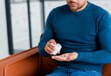 Calvitie : le finastéride soumis à une attestation obligatoire dès le 16 avril 2026 Un homme qui traite sa calvitie avec le finastéride.