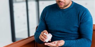 Calvitie : le finastéride soumis à une attestation obligatoire dès le 16 avril 2026 Un homme qui traite sa calvitie avec le finastéride.