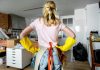 Une femme qui commence son grand ménage de printemps pour booster son moral.