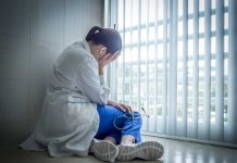 Hôpital, EHPAD : les soignants en moins bonne santé que la moyenne Une infirmière épuisée, fragilisée par des conditions de travail éprouvantes.