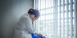 Hôpital, EHPAD : les soignants en moins bonne santé que la moyenne Une infirmière épuisée, fragilisée par des conditions de travail éprouvantes.