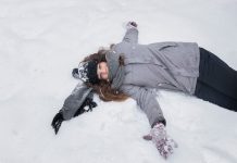 Grand froid : ces gestes à adopter en cas d’hypothermie Une personne allongée dans la neige, immobile et inconsciente, avec un risque d’hypothermie.