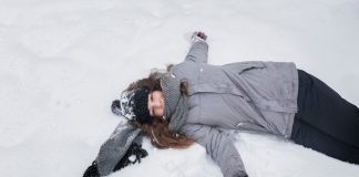 Grand froid : ces gestes à adopter en cas d’hypothermie Une personne allongée dans la neige, immobile et inconsciente, avec un risque d’hypothermie.