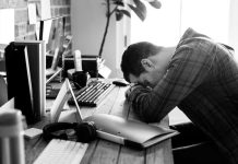 Job crafting : comment se sentir mieux au travail sans démissionner ? Un homme perdu, qui ne se sent plus bien dans son travail mais ne souhaite pas démissionner.