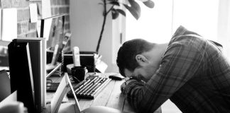 Job crafting : comment se sentir mieux au travail sans démissionner ? Un homme perdu, qui ne se sent plus bien dans son travail mais ne souhaite pas démissionner.