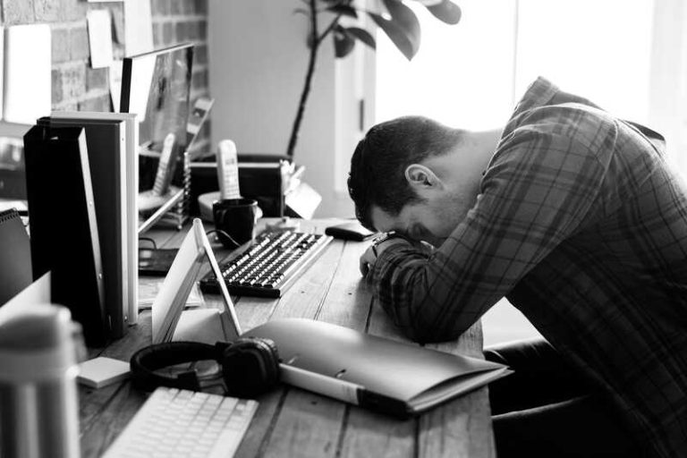 Un homme perdu, qui ne se sent plus bien dans son travail mais ne souhaite pas démissionner.