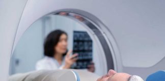 La France a-t-elle lancé la prochaine révolution contre le cancer ? Un homme débute une séance de radiothérapie FLASH pour traiter un cancer résistant.