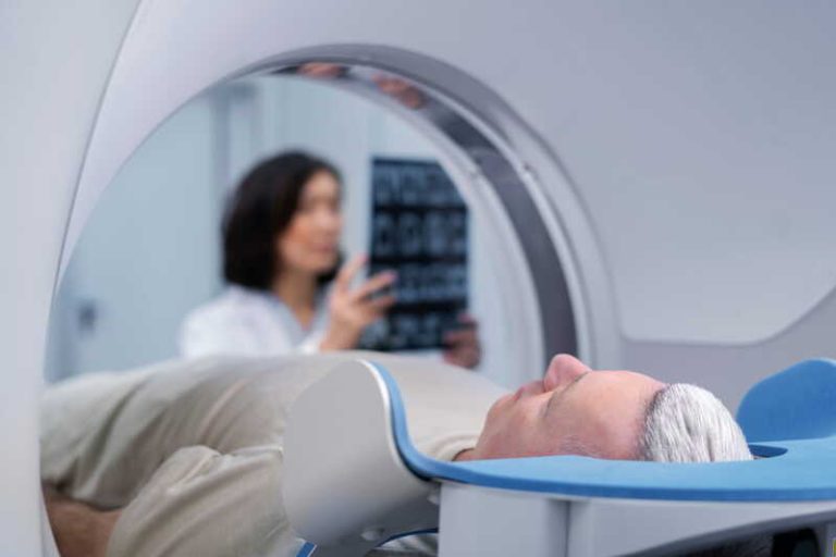 Un homme débute une séance de radiothérapie FLASH pour traiter un cancer résistant.