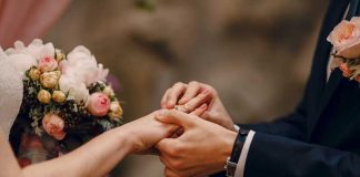 Le mariage pourrait-il vraiment aider à réduire les risques de cancer ? Un couple se marie sans savoir que le mariage pourrait réduire le risque de développer un cancer.