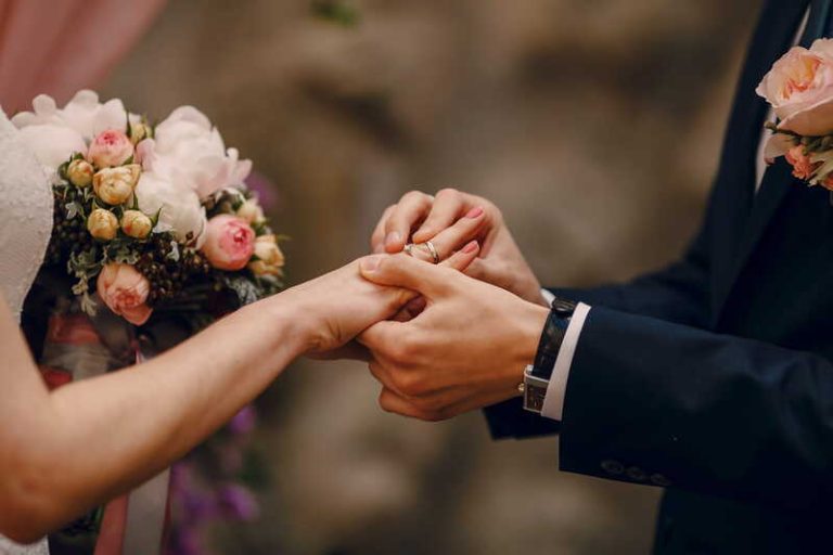 Un couple se marie sans savoir que le mariage pourrait réduire le risque de développer un cancer.
