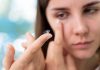 Troubles de la vision : quand faut-il changer ses lentilles ? Une femme appliquant ses lentilles de contact, atteinte d’un trouble oculaire.