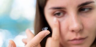 Troubles de la vision : quand faut-il changer ses lentilles ? Une femme appliquant ses lentilles de contact, atteinte d’un trouble oculaire.