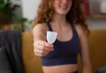 Les protections périodiques réutilisables seront bientôt remboursées ! Une femme qui vient de se faire rembourser sa première protection périodique réutilisable.