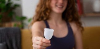 Les protections périodiques réutilisables seront bientôt remboursées ! Une femme qui vient de se faire rembourser sa première protection périodique réutilisable.