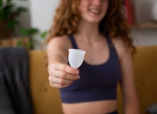 Une femme qui vient de se faire rembourser sa première protection périodique réutilisable.