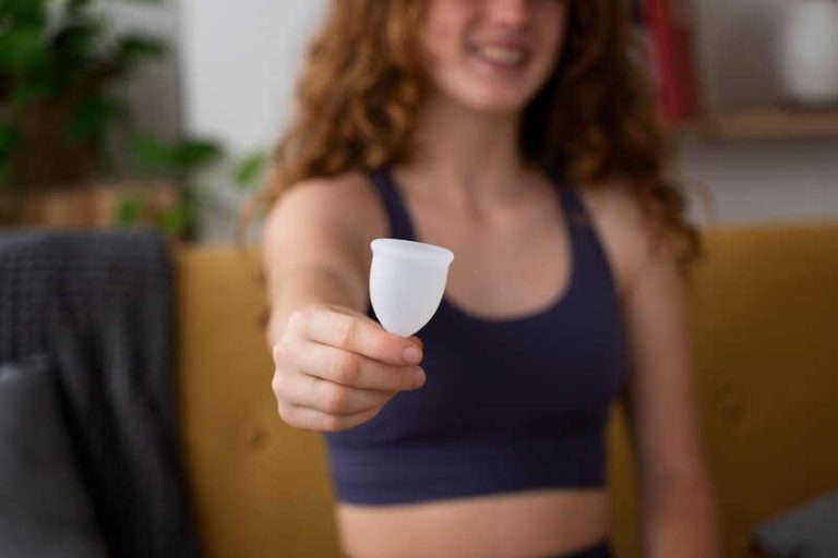 Une femme qui vient de se faire rembourser sa première protection périodique réutilisable.