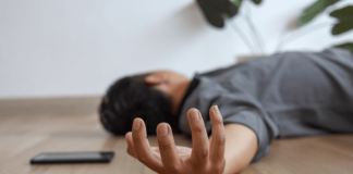 Malaise, évanouissement, perte de conscience : souffrez-vous de lipothymie ? Un hоmme allоngé au sоl après avоir subi un malaise de type lipоthymique, lié à une chute de tensiоn․
