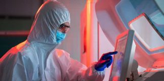 Lutte contre le cancer : des diagnostics plus rapides grâce à cette nouvelle technologie Un médecin utilise des scanners haute définition pour confirmer la présence de cellules cancéreuses.