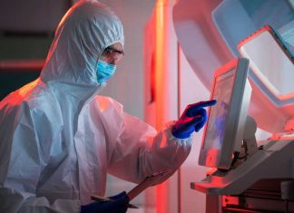 Un médecin utilise des scanners haute définition pour confirmer la présence de cellules cancéreuses.