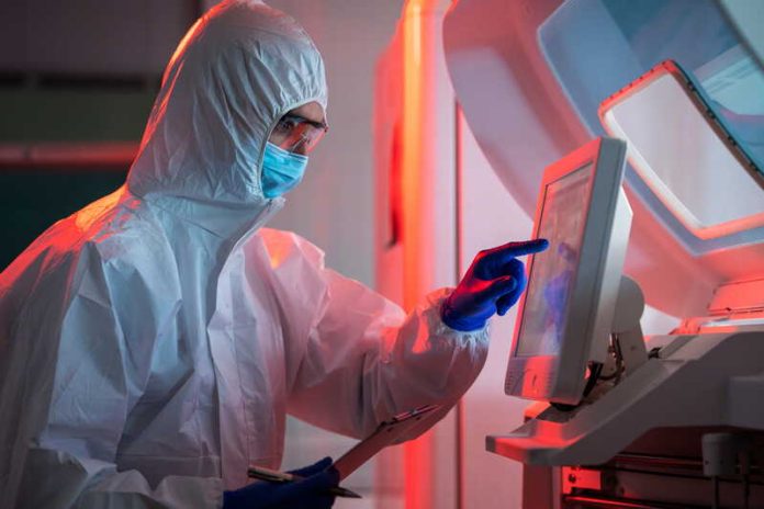 Lutte contre le cancer des diagnostics plus rapides grâce à cette nouvelle technologie Ma Santé Un médecin utilise des scanners haute définition pour confirmer la présence de cellules cancéreuses.