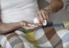 Maladie de Charcot : après un refus en 2024, Qalsody pourra bien être remboursé Un homme prenant des médicaments pour soulager les symptômes liés à la maladie de Charcot.