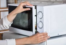 Manger un plat préparé surgelé tous les jours est-il mauvais pour la santé ? Une femme qui réchauffe son plat surgelé industriel au micro-ondes.