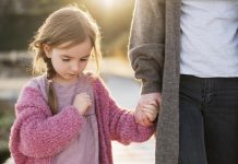 Manque d’amour dans l’enfance : ces blessures invisibles qui persistent à l’âge adulte Une enfant qui manque d’affection et d’amour de la part de ses parents, pourtant tous les deux présents dans sa vie.