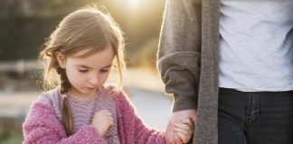 Manque d’amour dans l’enfance : ces blessures invisibles qui persistent à l’âge adulte Une enfant qui manque d’affection et d’amour de la part de ses parents, pourtant tous les deux présents dans sa vie.