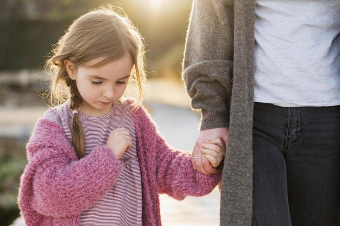 Manque d’amour dans l’enfance quelles traces à l’âge adulte Ma Santé Une enfant qui manque d’affection et d’amour de la part de ses parents, pourtant tous les deux présents dans sa vie.