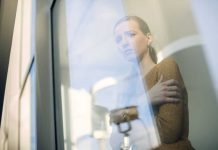 Manque de motivation : quelles solutions pour enfin réaliser ses rêves ? Une femme qui n'arrive pas réaliser ses rêves par manque de motivation.