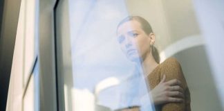 Manque de motivation : quelles solutions pour enfin réaliser ses rêves ? Une femme qui n'arrive pas réaliser ses rêves par manque de motivation.