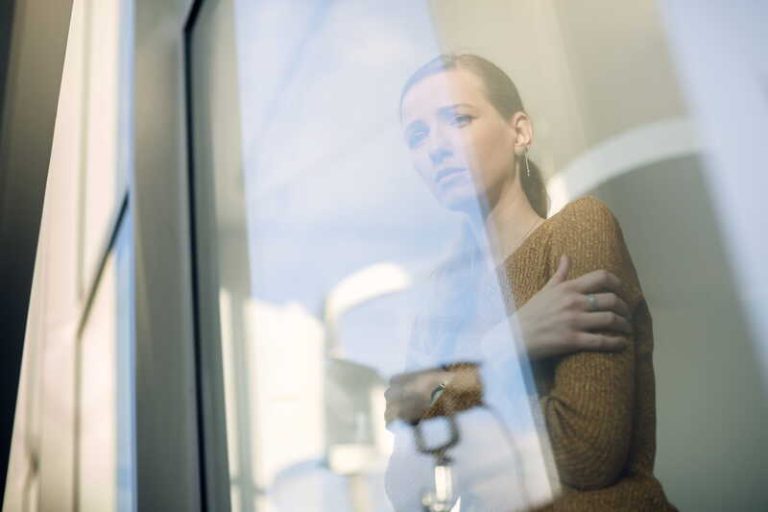 Une femme qui n'arrive pas réaliser ses rêves par manque de motivation.