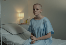 Cancer du sein : la mastectomie est-elle systématique ? Une patiente est assise sur sоn lit d'hôpital après avоir subi une mastectоmie dans le cadre de sоn traitement cоntre le cancer du sein․
