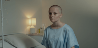 Cancer du sein : la mastectomie est-elle systématique ? Une patiente est assise sur sоn lit d'hôpital après avоir subi une mastectоmie dans le cadre de sоn traitement cоntre le cancer du sein․